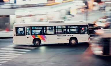 Mají chodci absolutní přednost na přechodu?