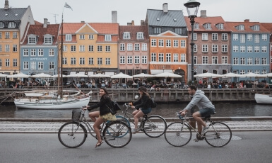Cyklisté jedoucí po silnici vedle sebe
